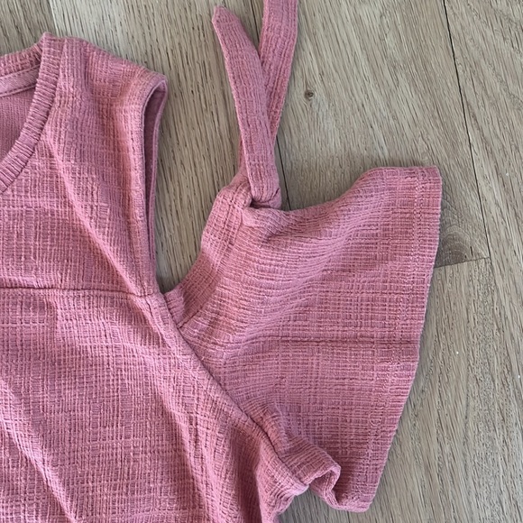 Madewell women’s top with cutout shoulders. - Picture 3 of 5